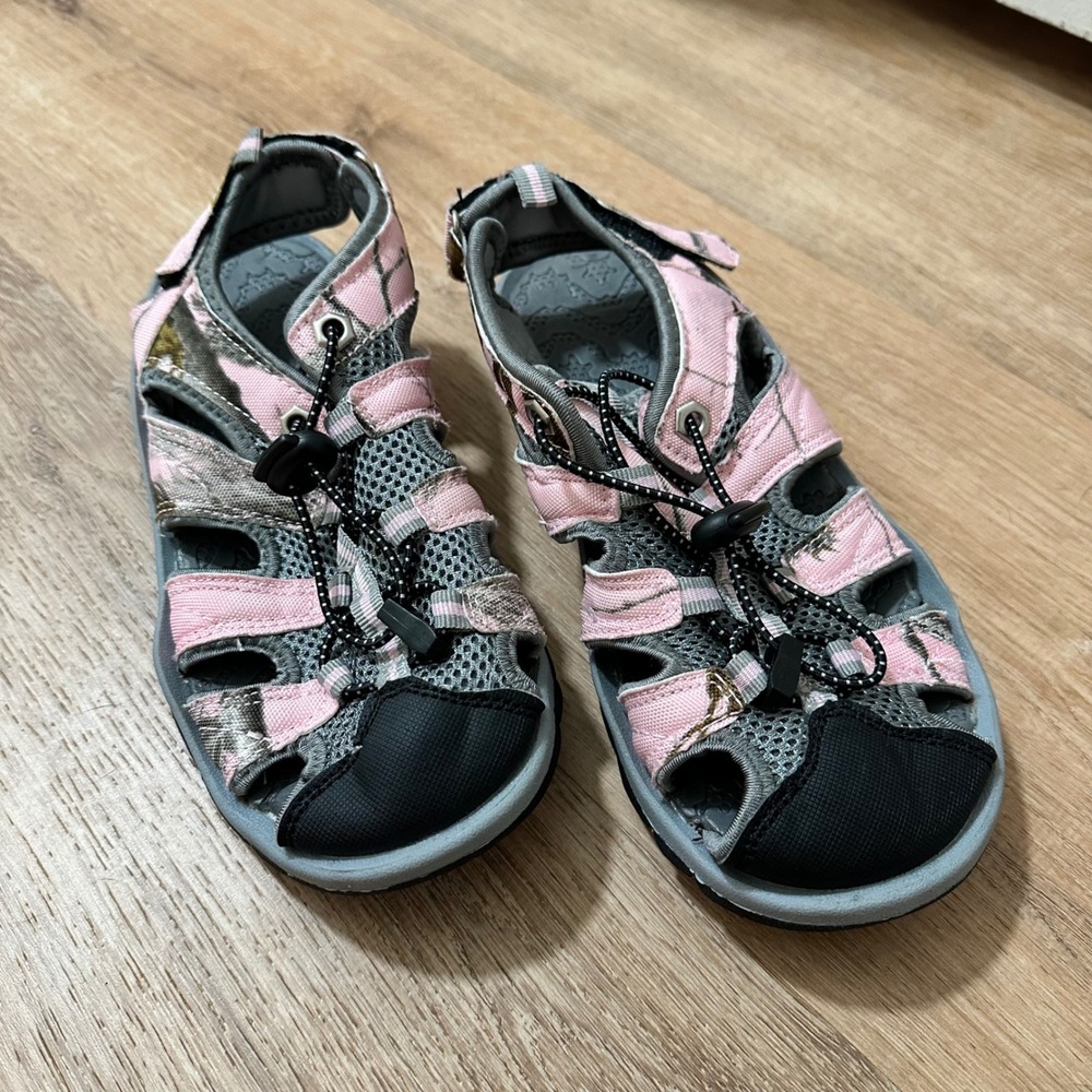 Itasca | Women's Pink Green Camo Closed Toe Sport Bungee Strap Sandals, Size 5 - Picture 2 of 7